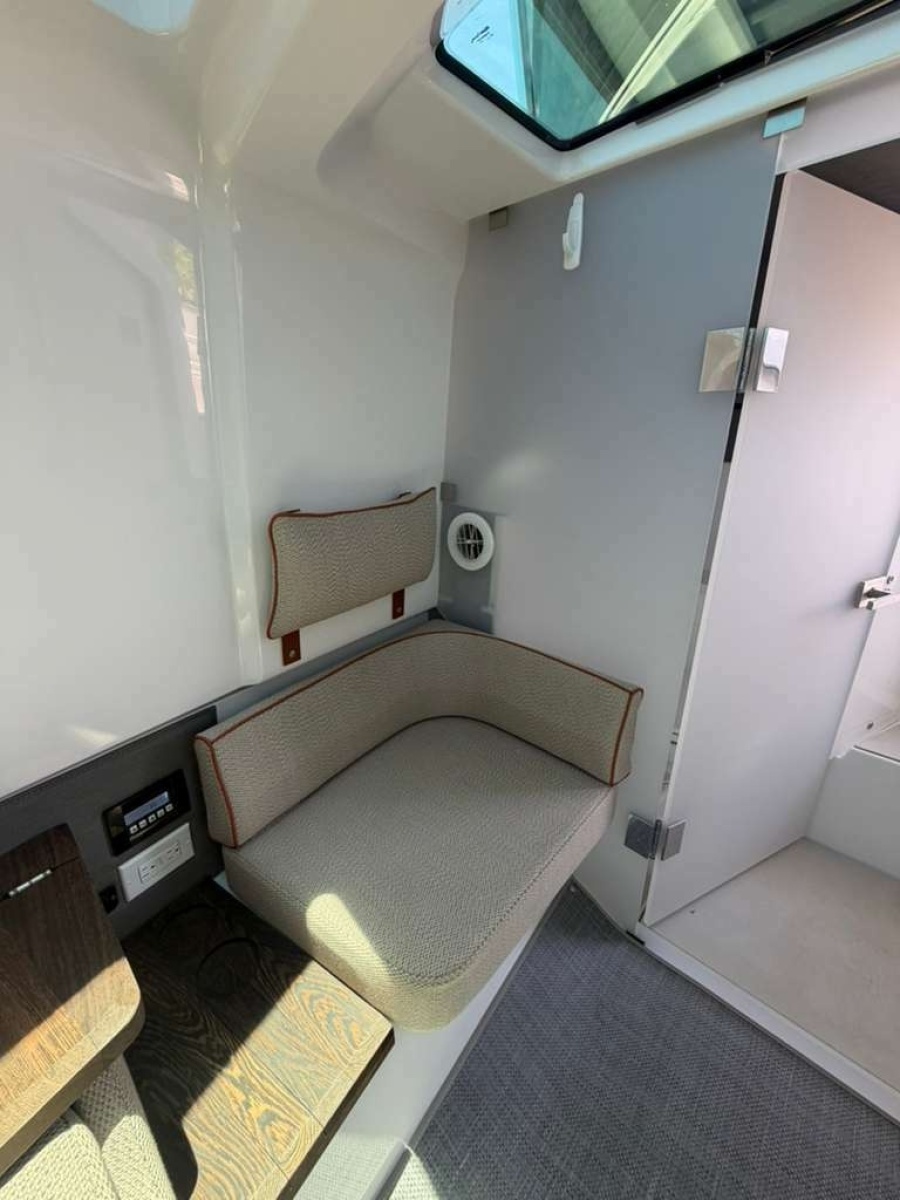37' 2021 Axopar 37 XC Cross Cabin Brabus