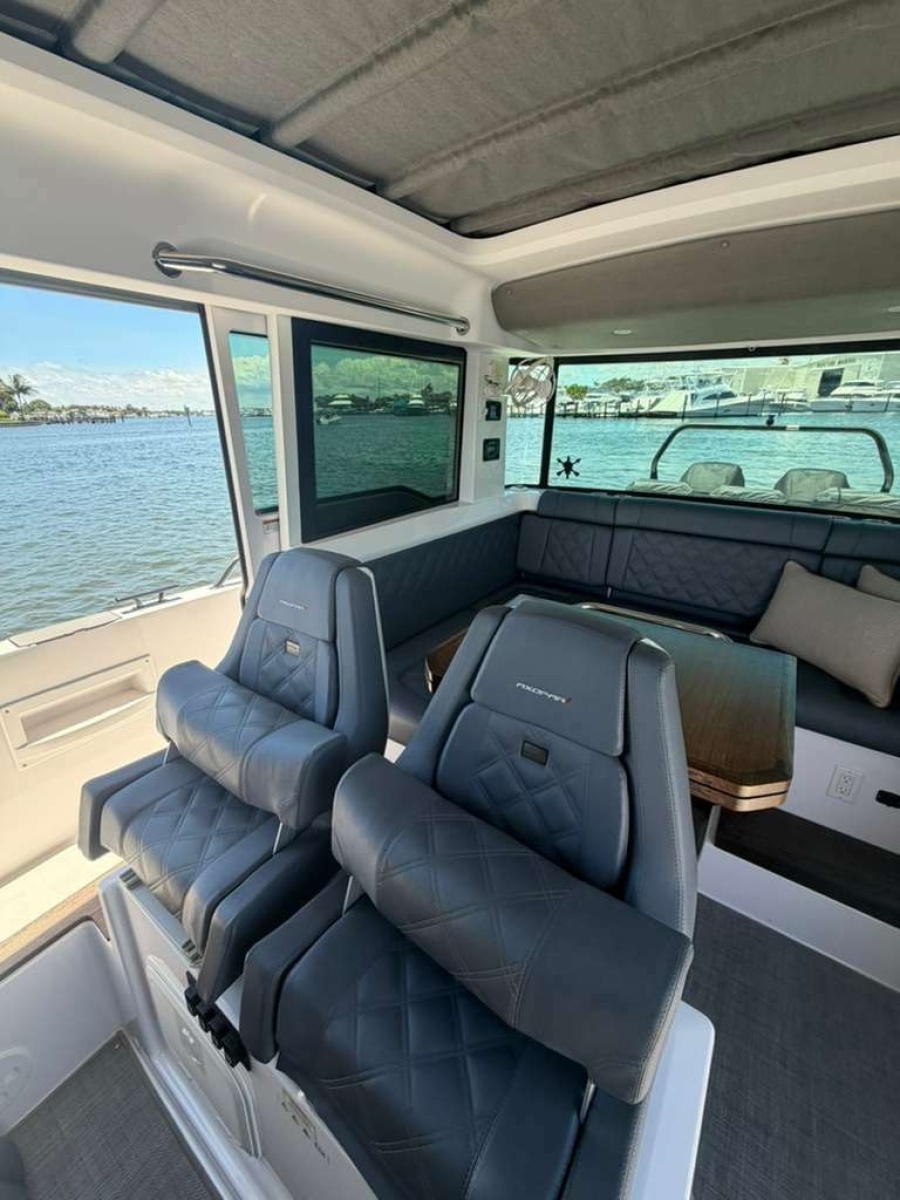 37' 2021 Axopar 37 XC Cross Cabin Brabus