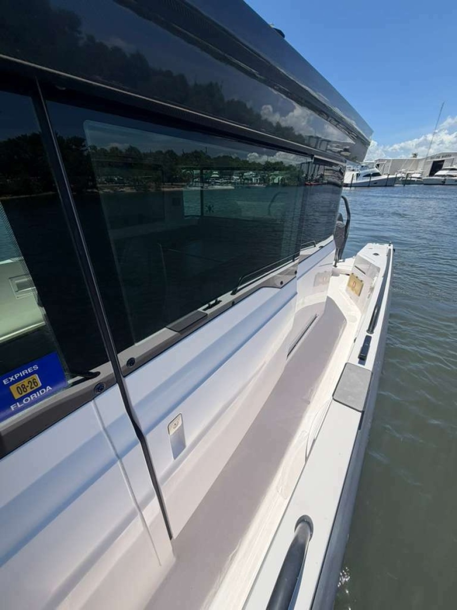 37' 2021 Axopar 37 XC Cross Cabin Brabus