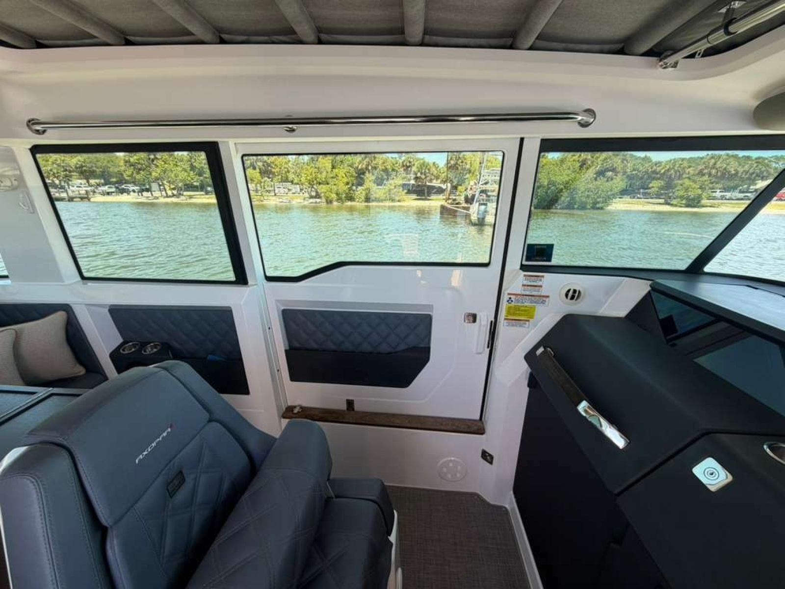37' 2021 Axopar 37 XC Cross Cabin Brabus