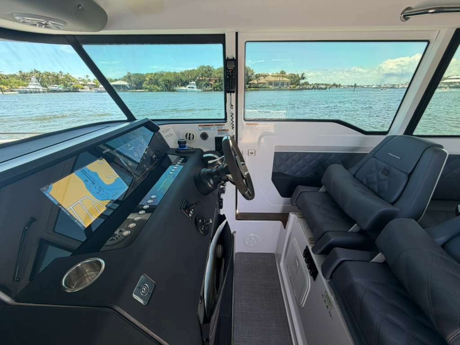 37' 2021 Axopar 37 XC Cross Cabin Brabus