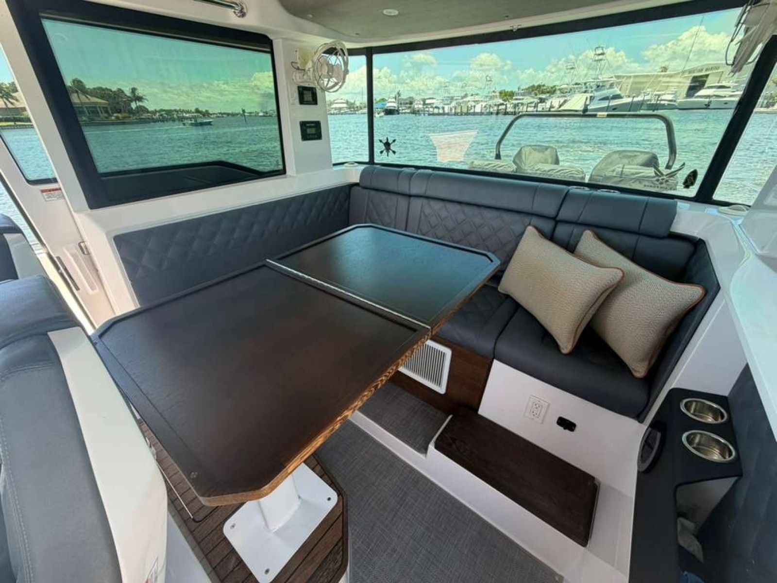 37' 2021 Axopar 37 XC Cross Cabin Brabus