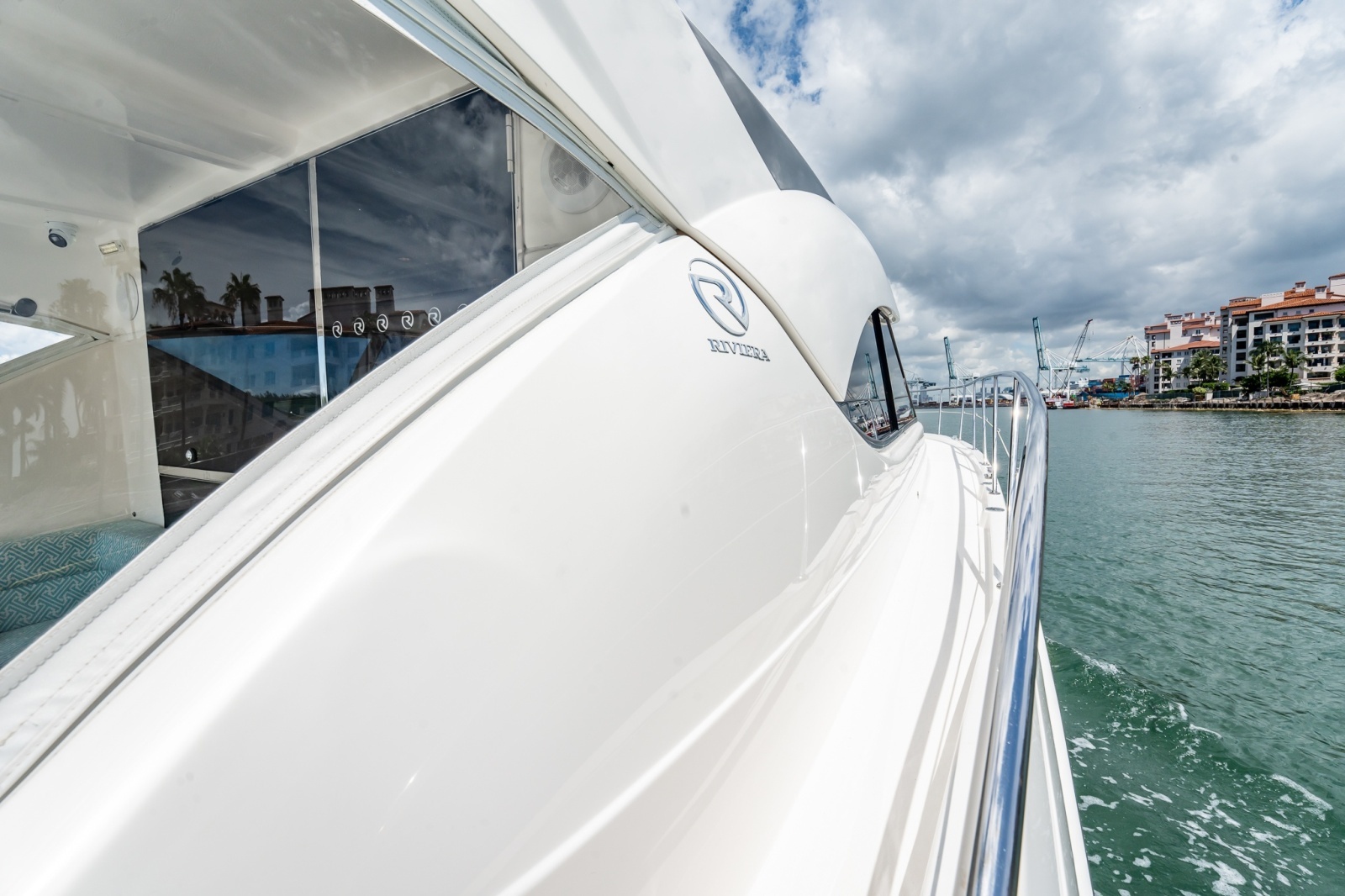 2016 Riviera 5000 Sport Yacht