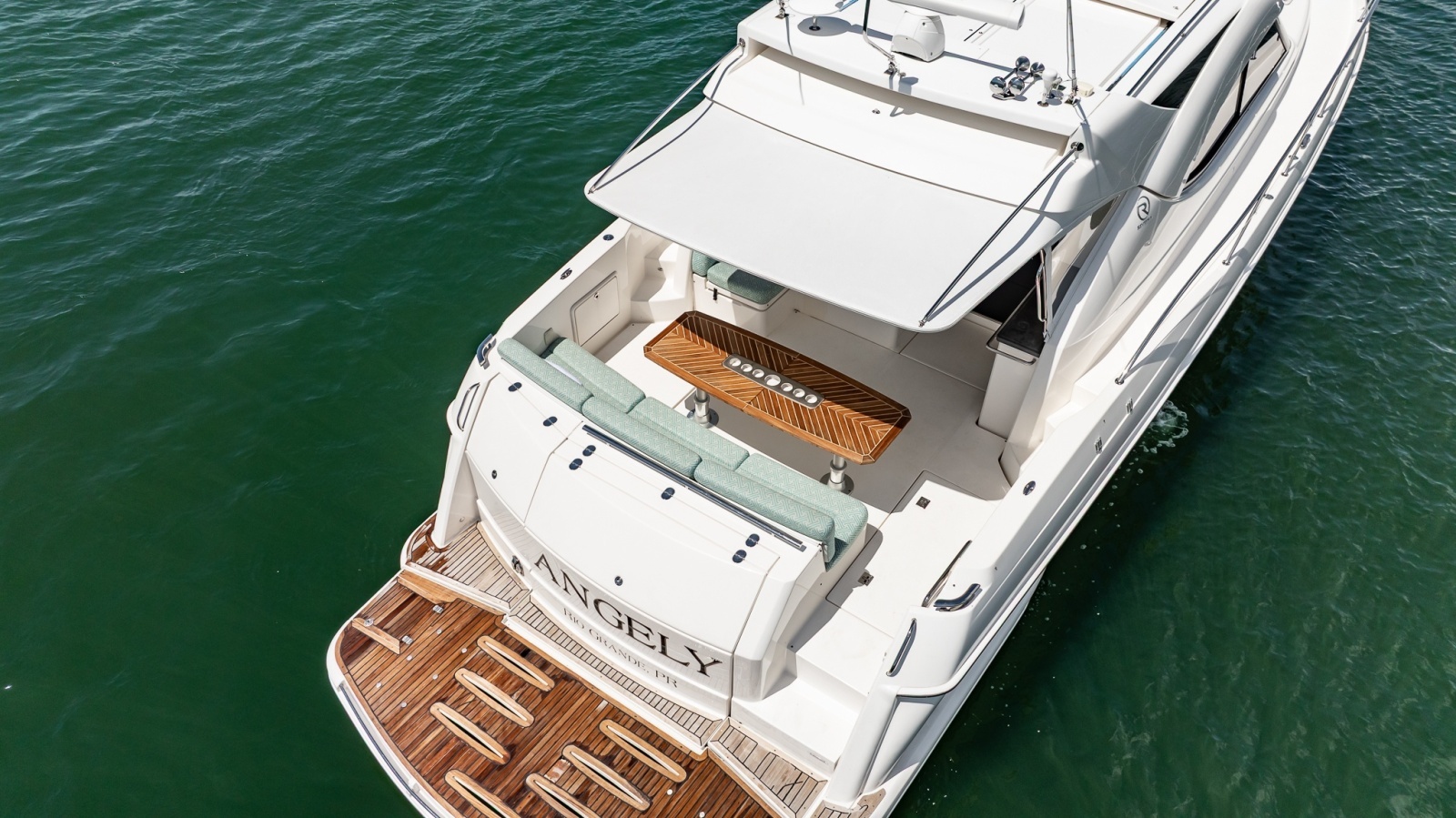 2016 Riviera 5000 Sport Yacht