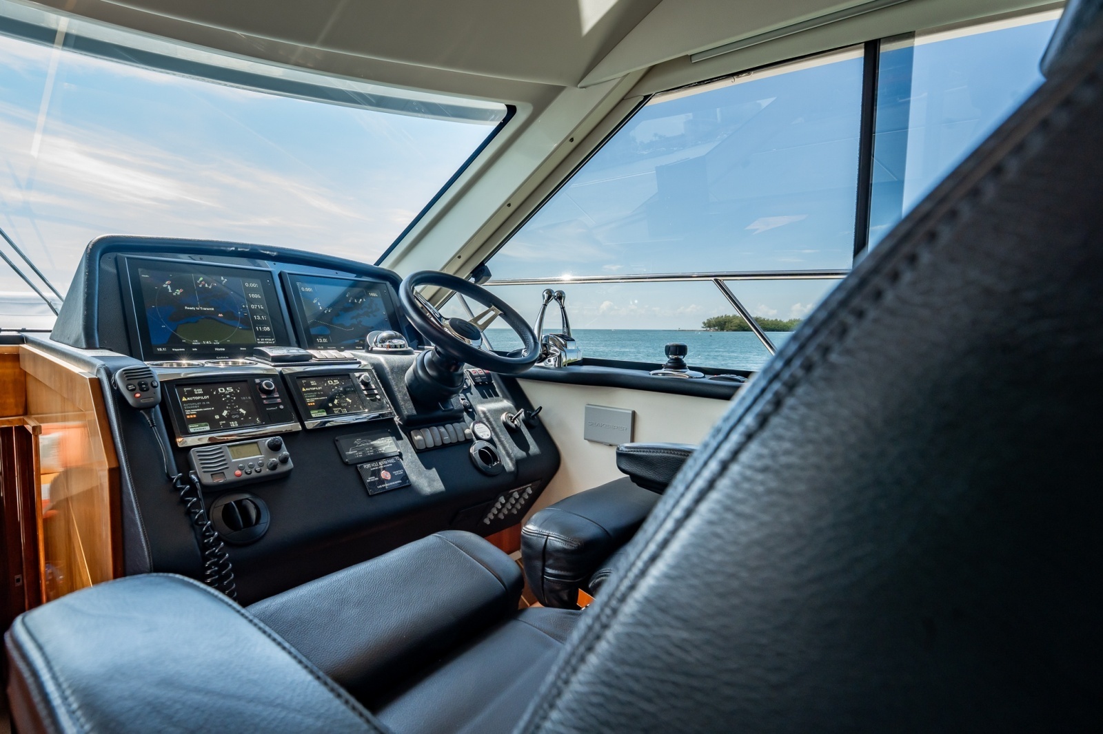 2016 Riviera 5000 Sport Yacht