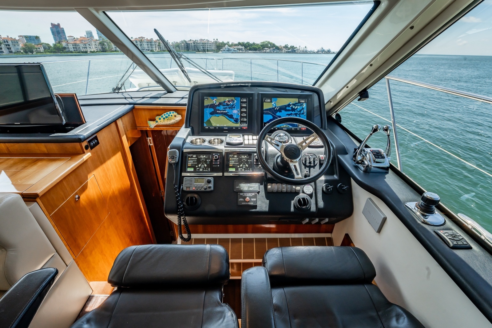 2016 Riviera 5000 Sport Yacht
