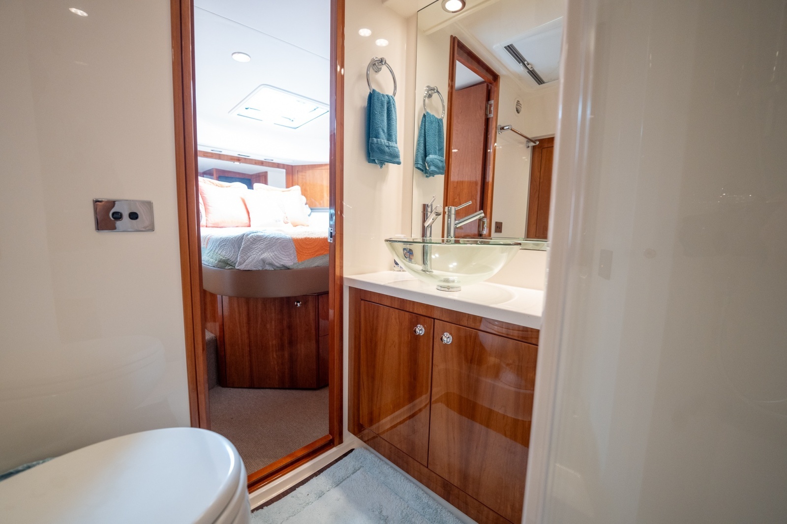 2016 Riviera 5000 Sport Yacht