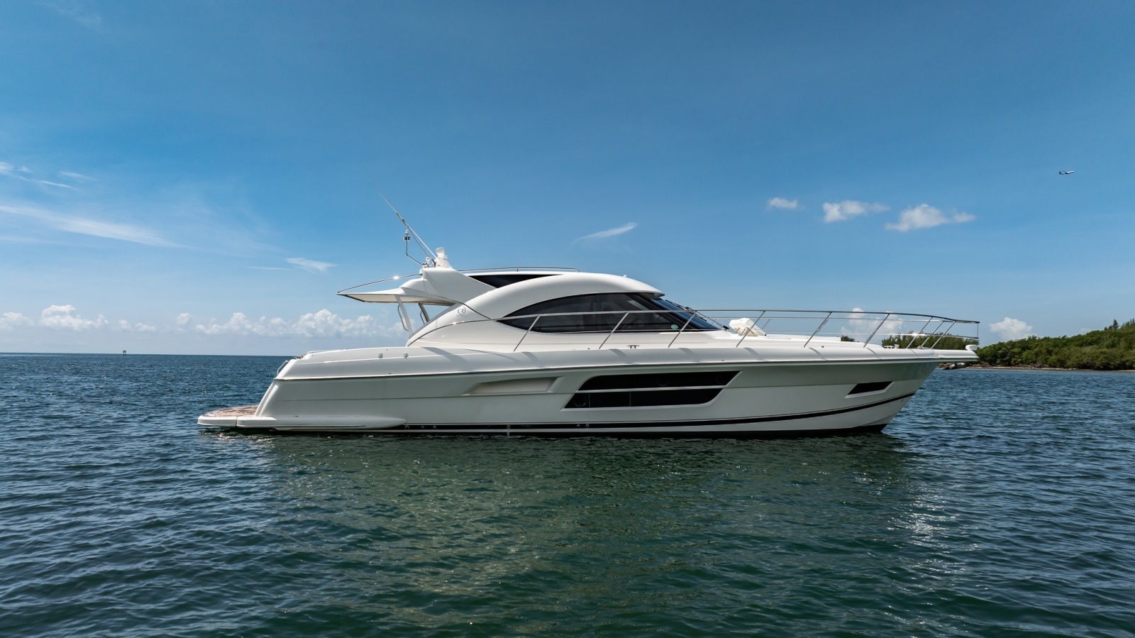 2016 Riviera 5000 Sport Yacht
