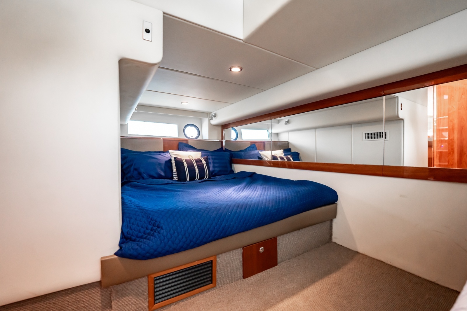 2016 Riviera 5000 Sport Yacht