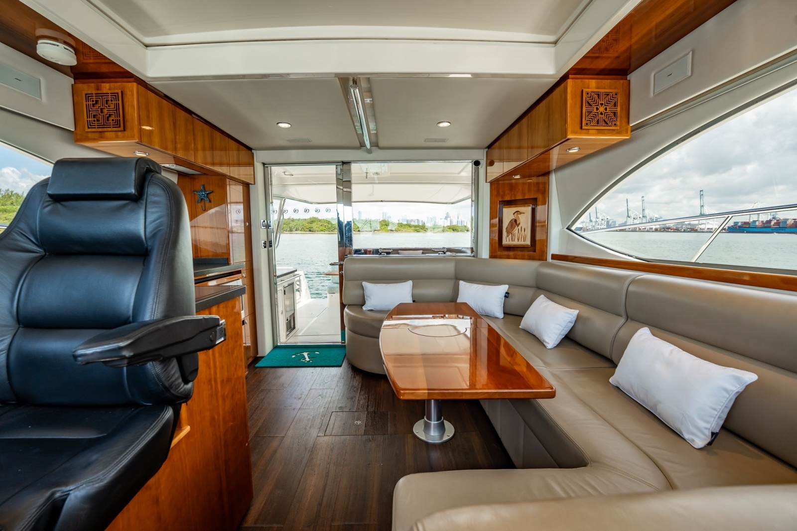 2016 Riviera 5000 Sport Yacht