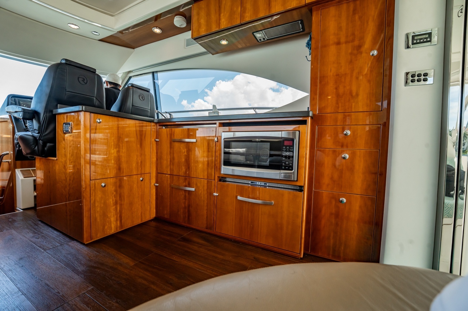 2016 Riviera 5000 Sport Yacht