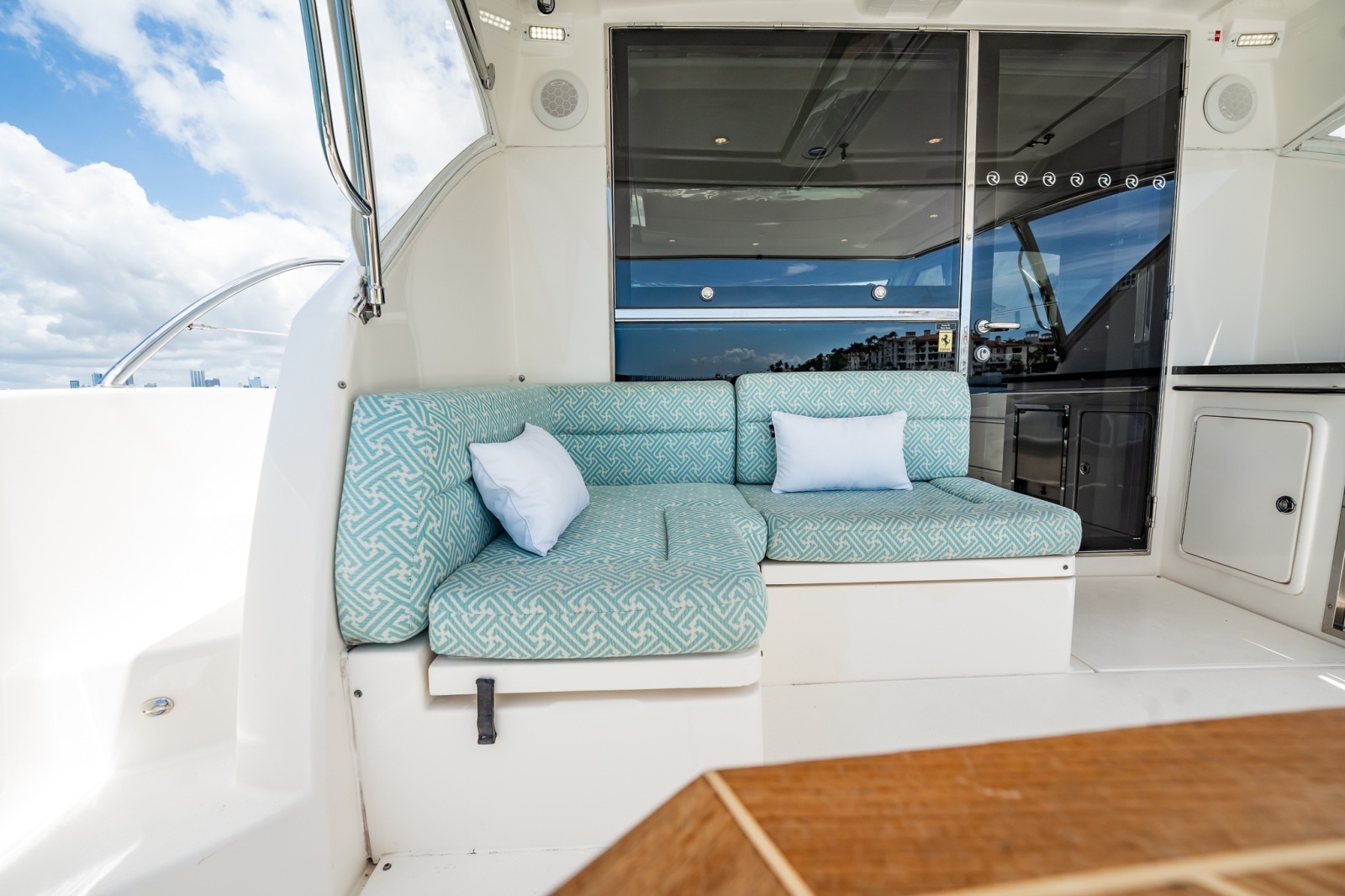 2016 Riviera 5000 Sport Yacht