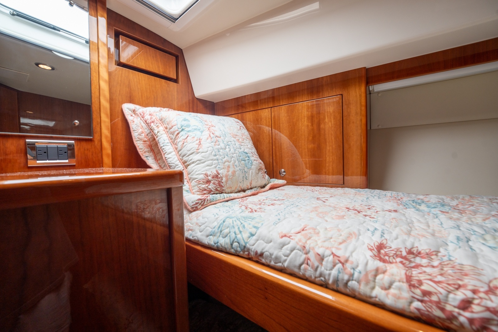 2016 Riviera 5000 Sport Yacht