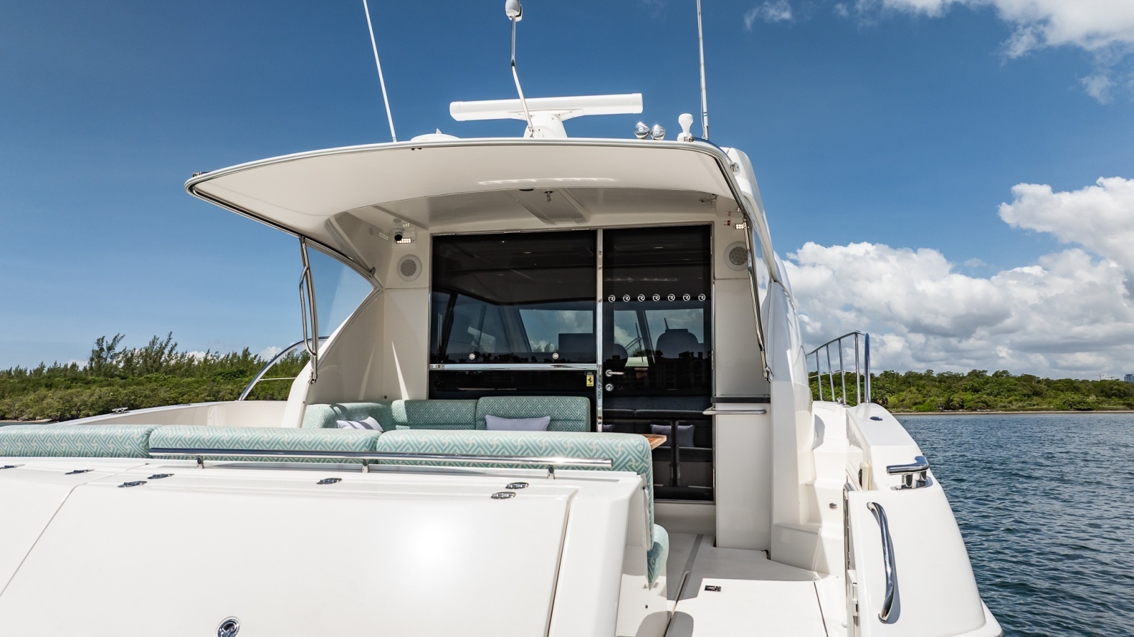 2016 Riviera 5000 Sport Yacht