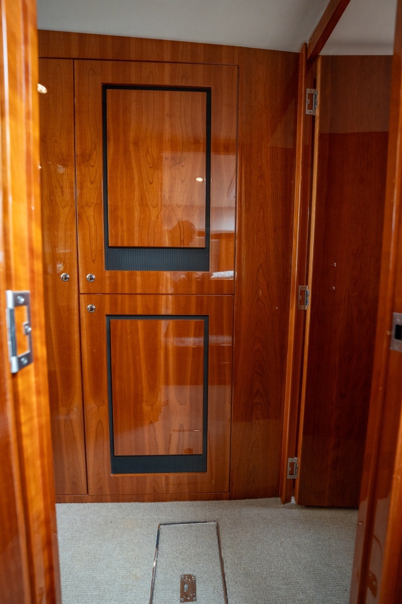2016 Riviera 5000 Sport Yacht