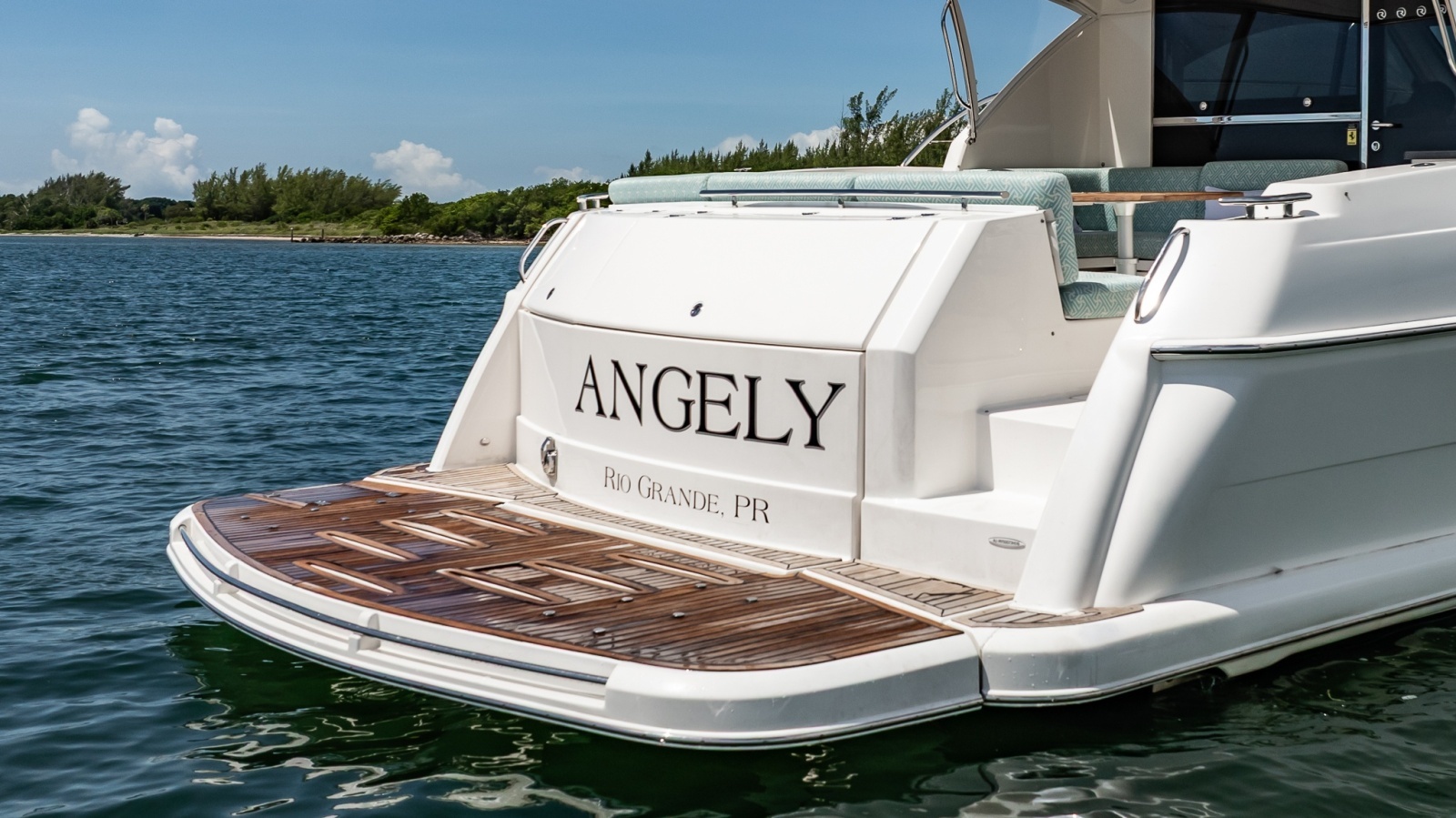 2016 Riviera 5000 Sport Yacht