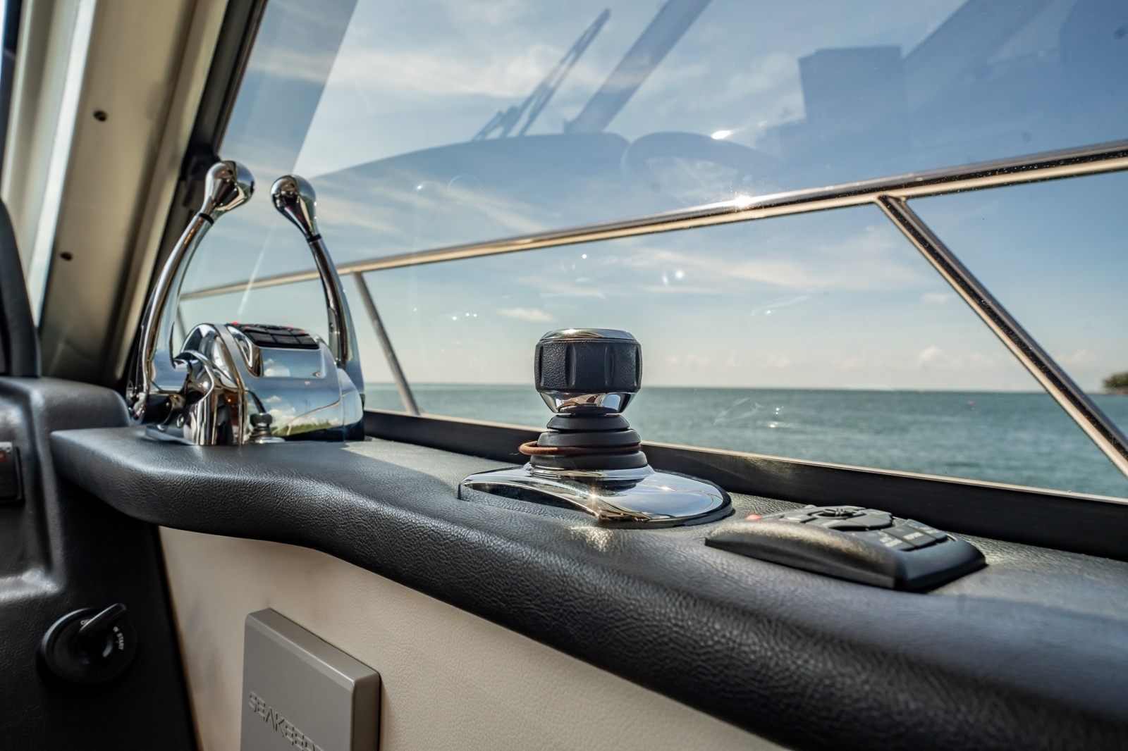 2016 Riviera 5000 Sport Yacht
