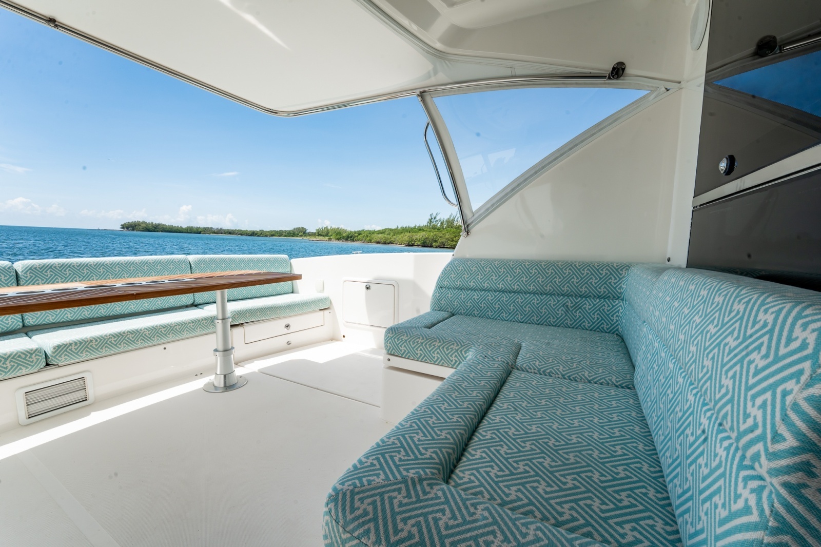 2016 Riviera 5000 Sport Yacht