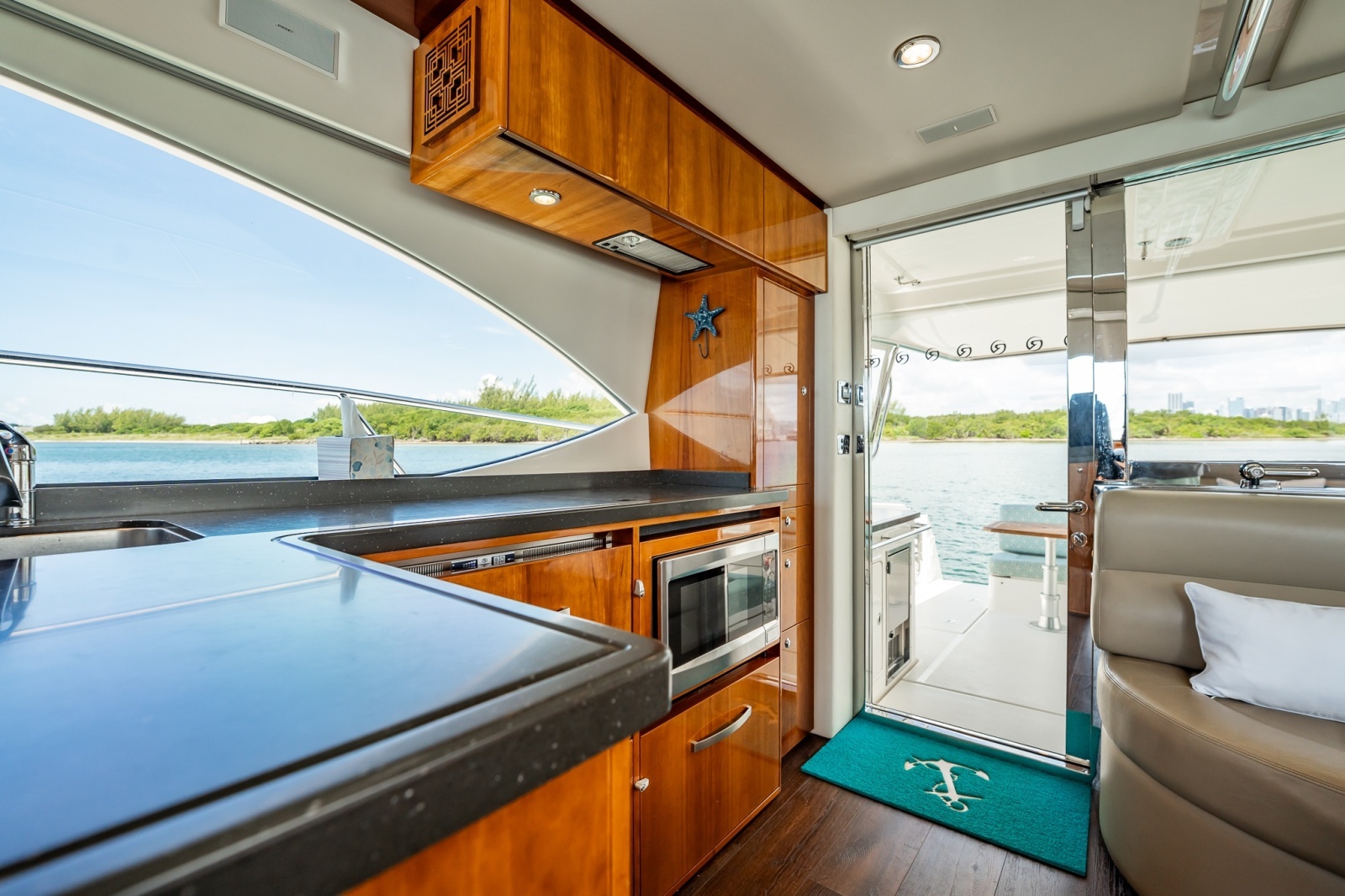 2016 Riviera 5000 Sport Yacht