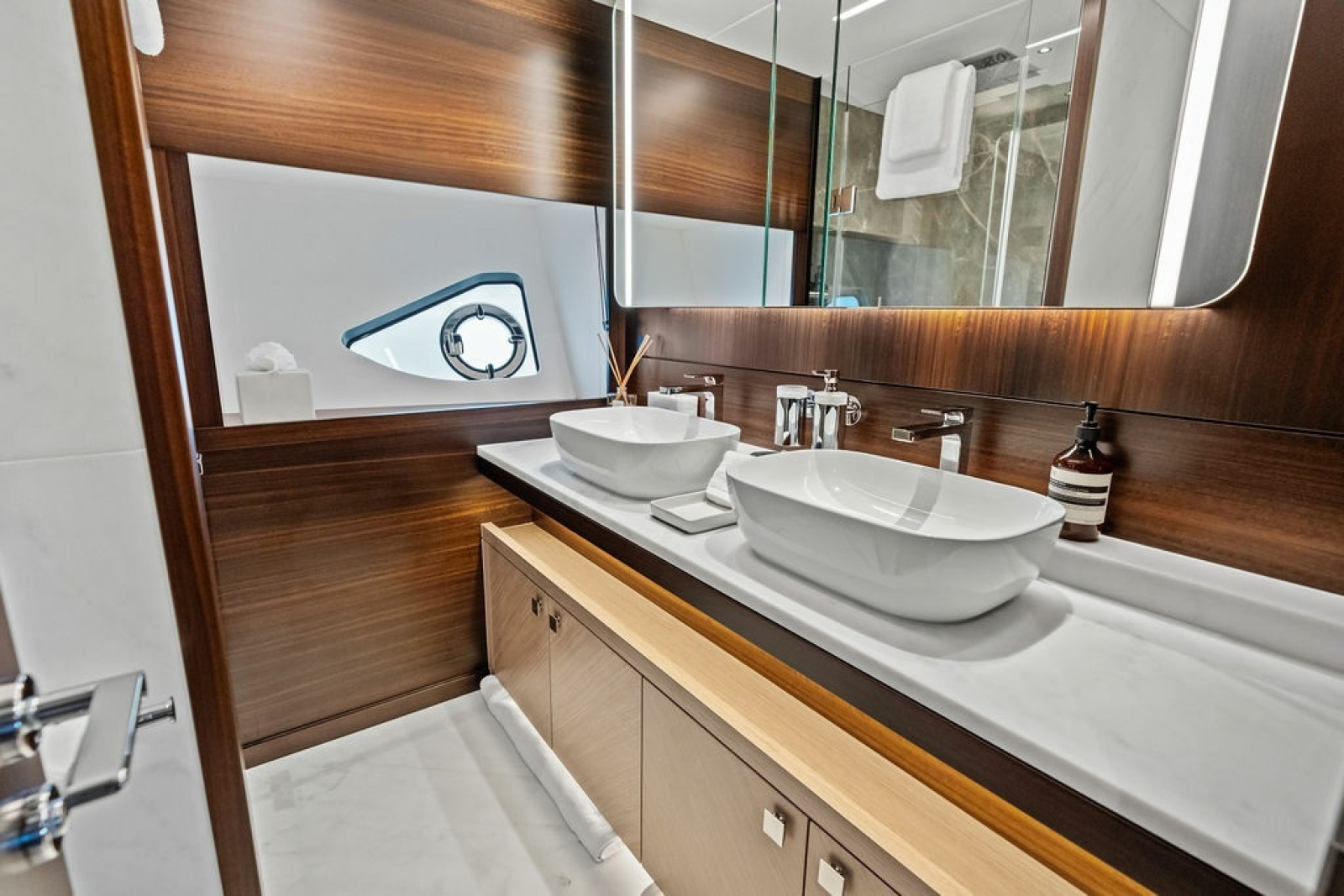 2026 Sunseeker 88 Yacht