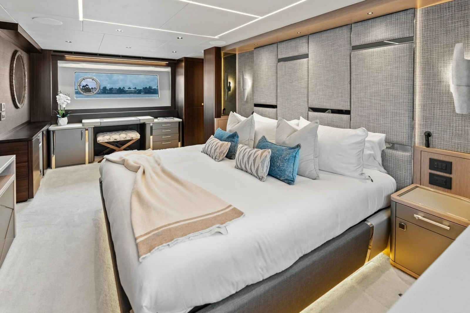 2026 Sunseeker 88 Yacht