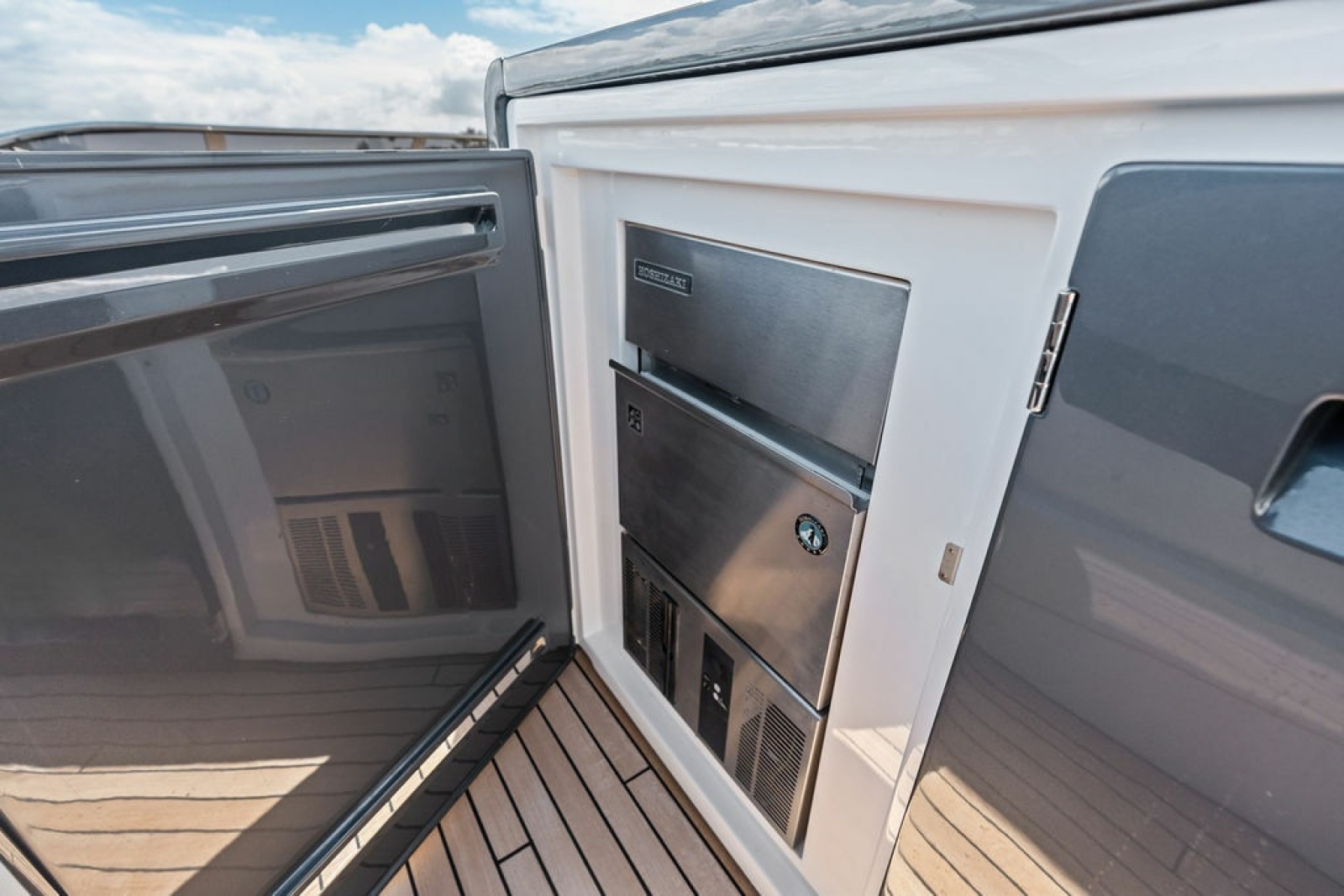 2026 Sunseeker 88 Yacht