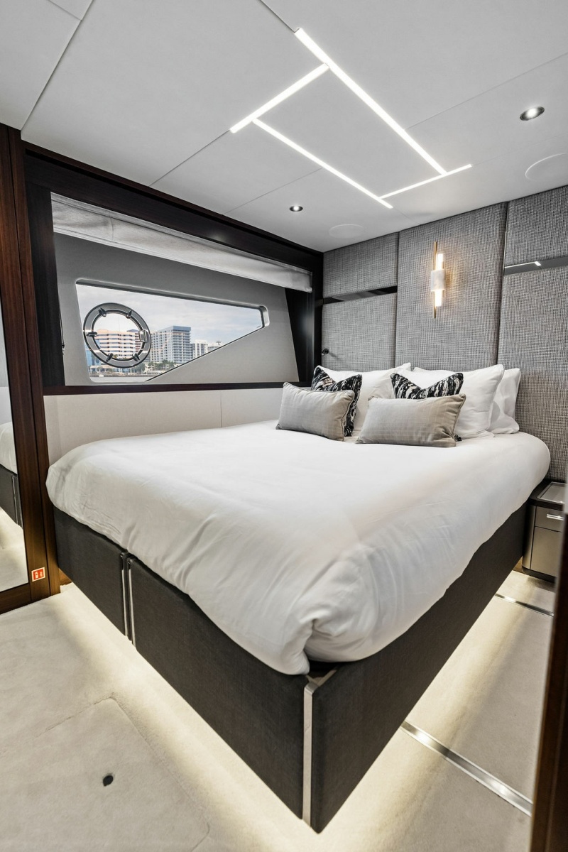2026 Sunseeker 88 Yacht