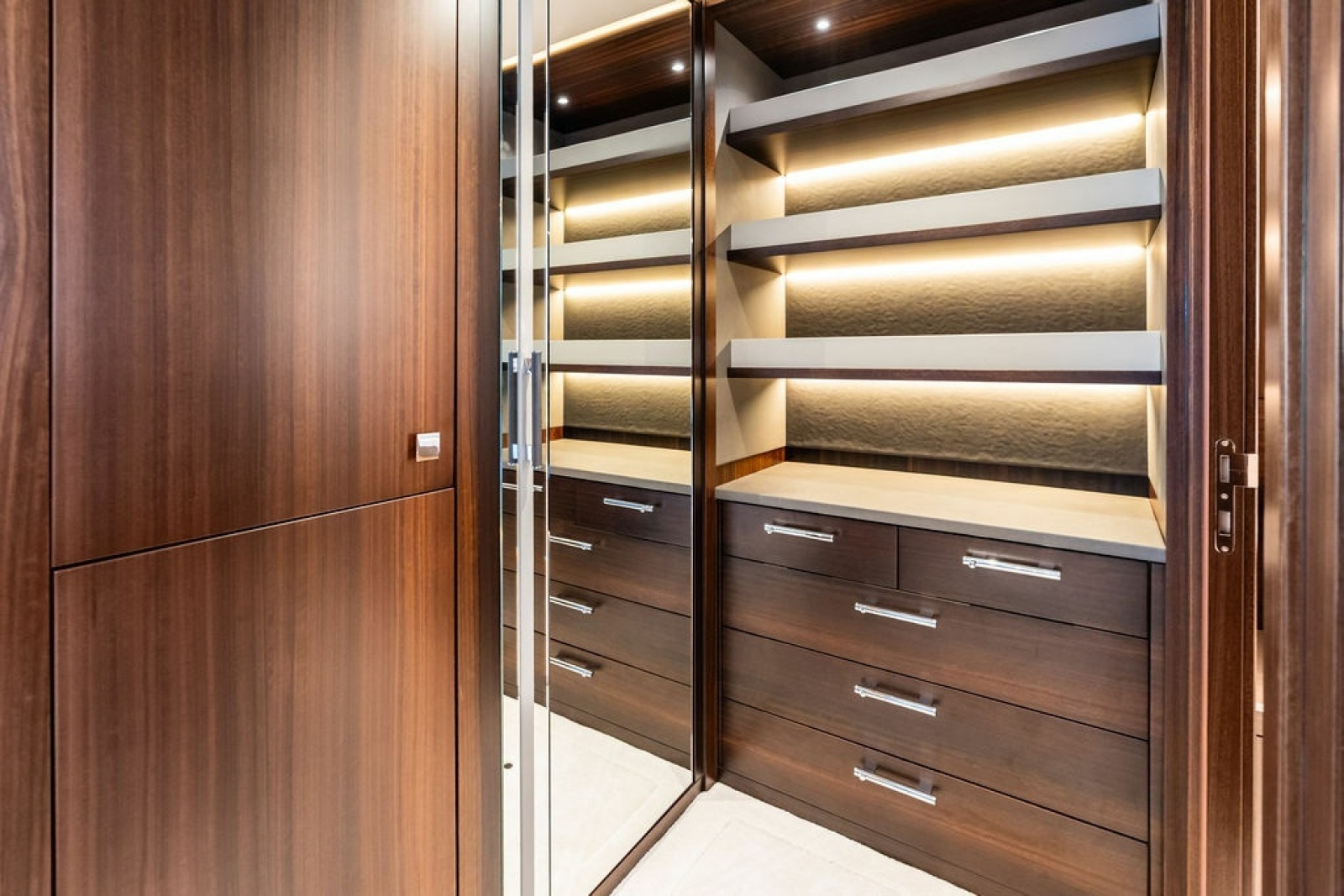 2026 Sunseeker 88 Yacht