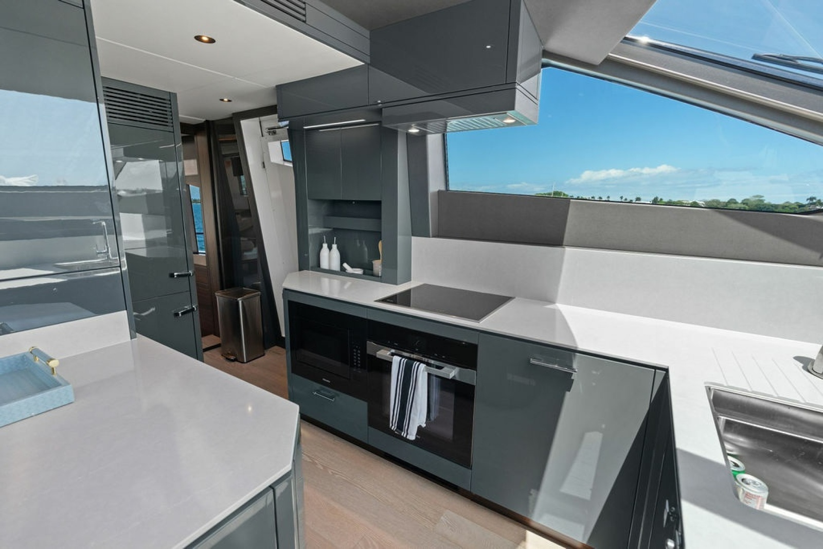 2026 Sunseeker 88 Yacht