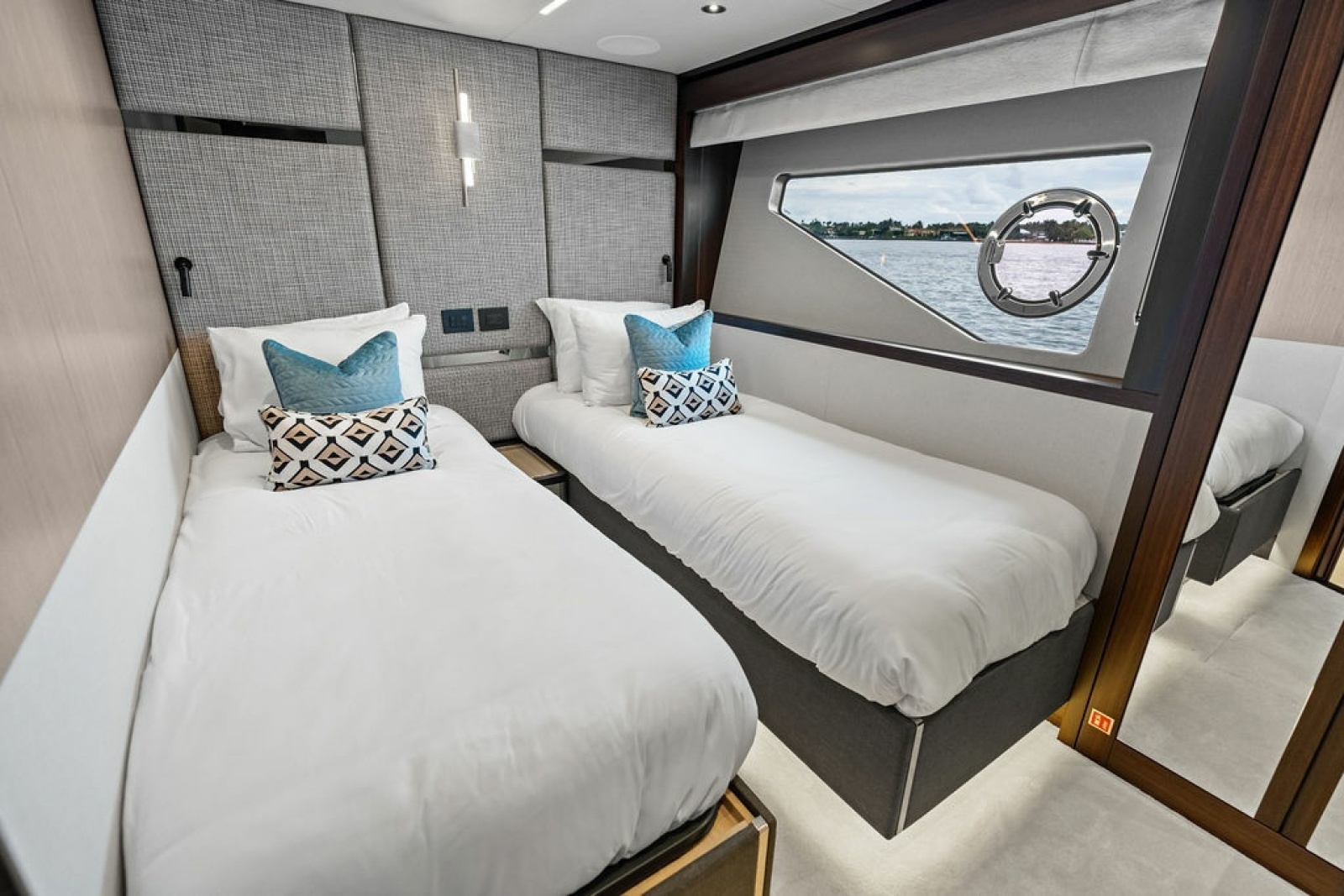 2026 Sunseeker 88 Yacht