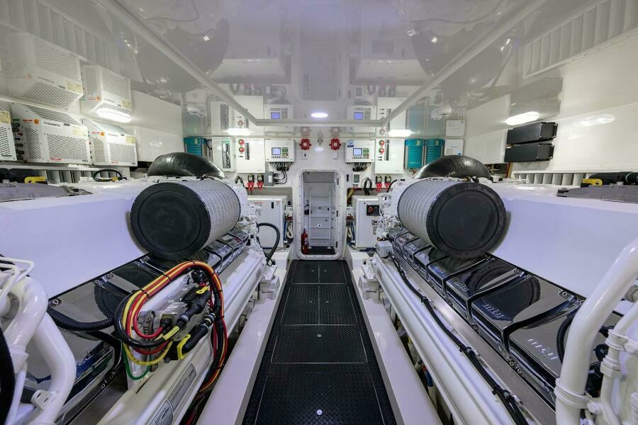 Viking 80 - LAMPLIGHTER - Engine Room