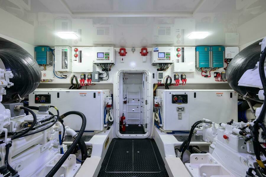 Viking 80 - LAMPLIGHTER - Engine Room