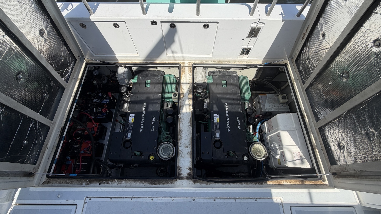 Twin Volvo Penta (330 HP)