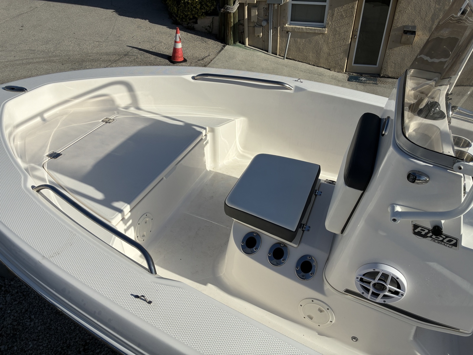 2025 Robalo R160 Center Console