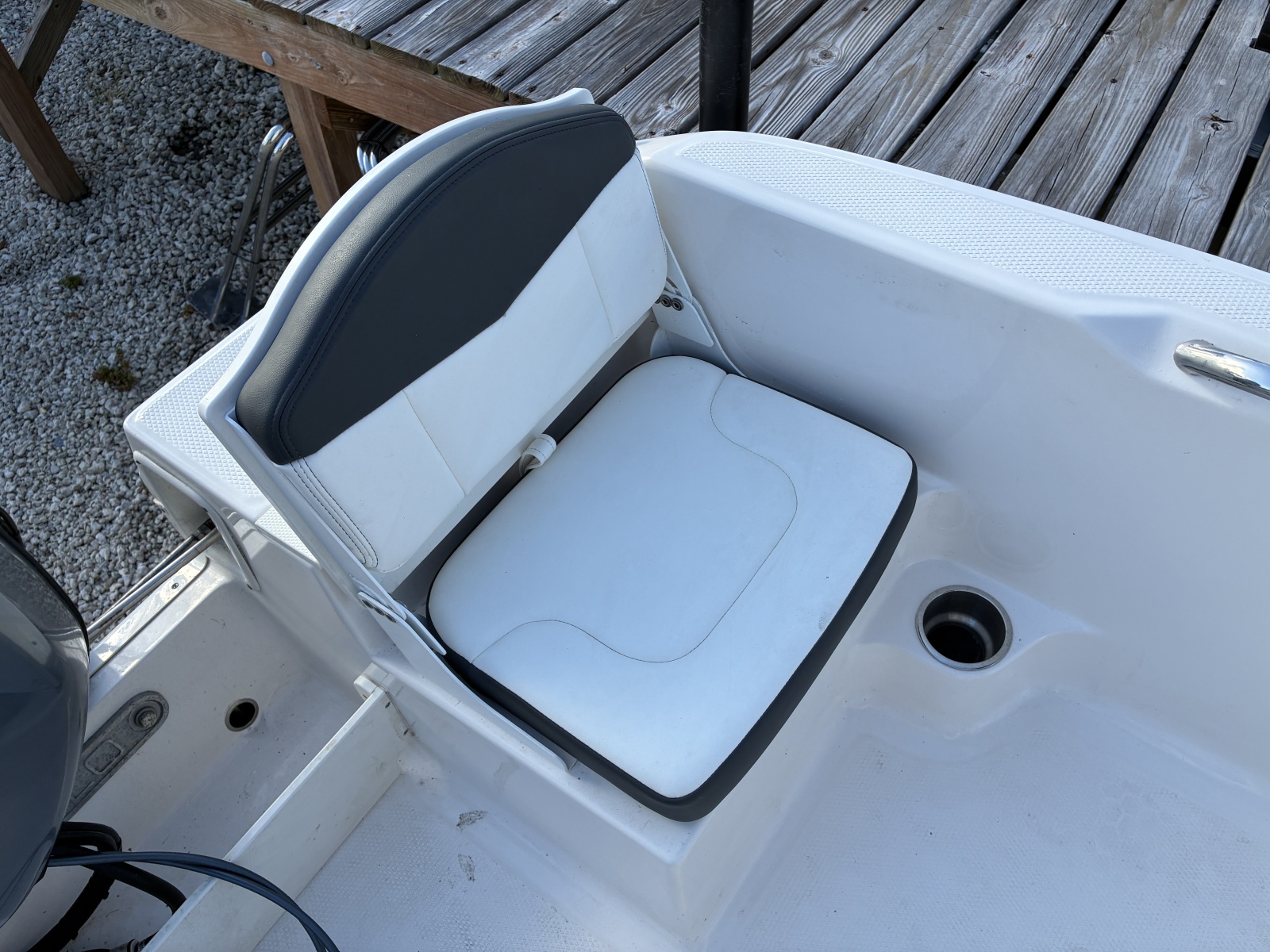 2025 Robalo R160 Center Console