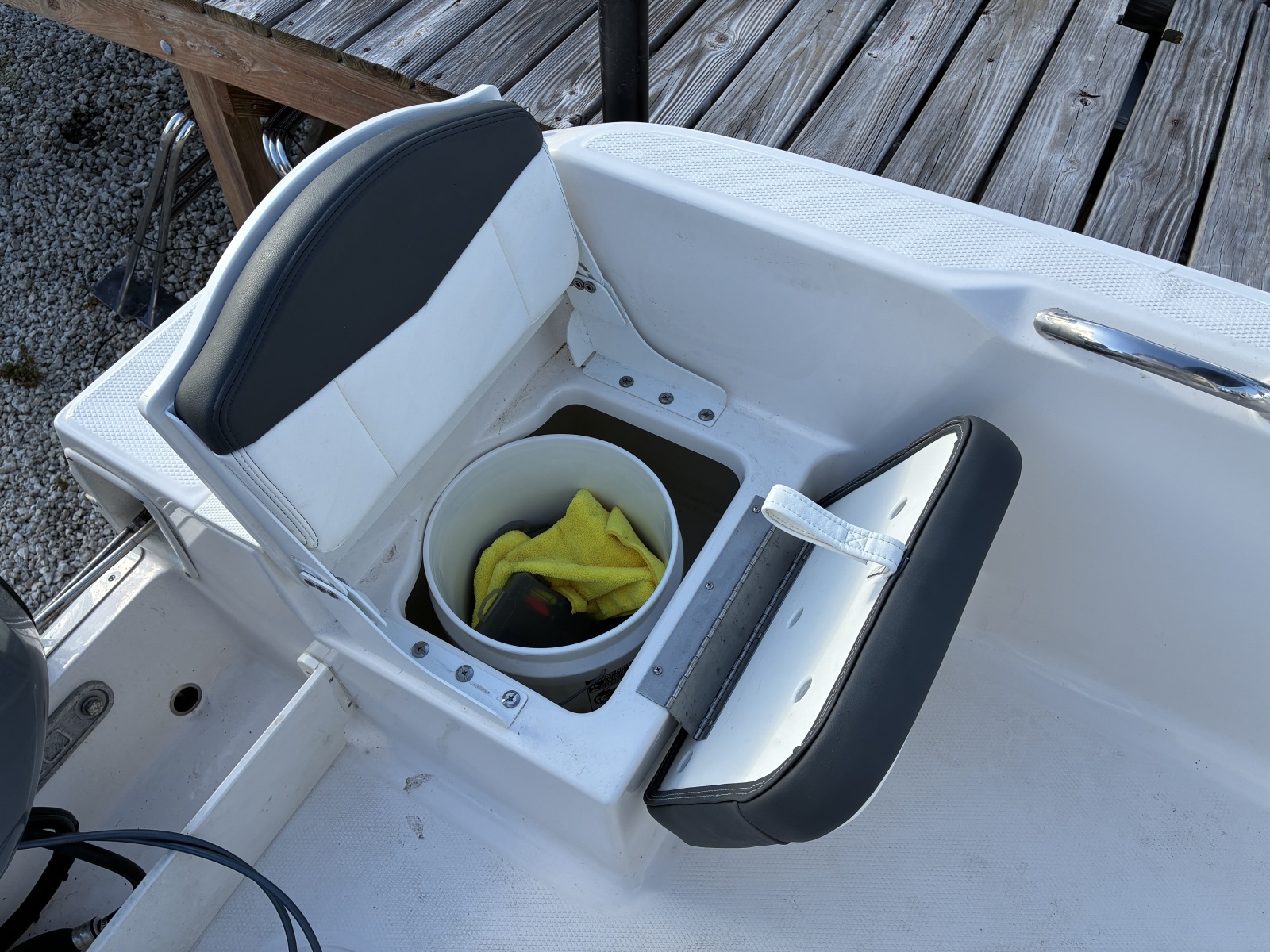 2025 Robalo R160 Center Console