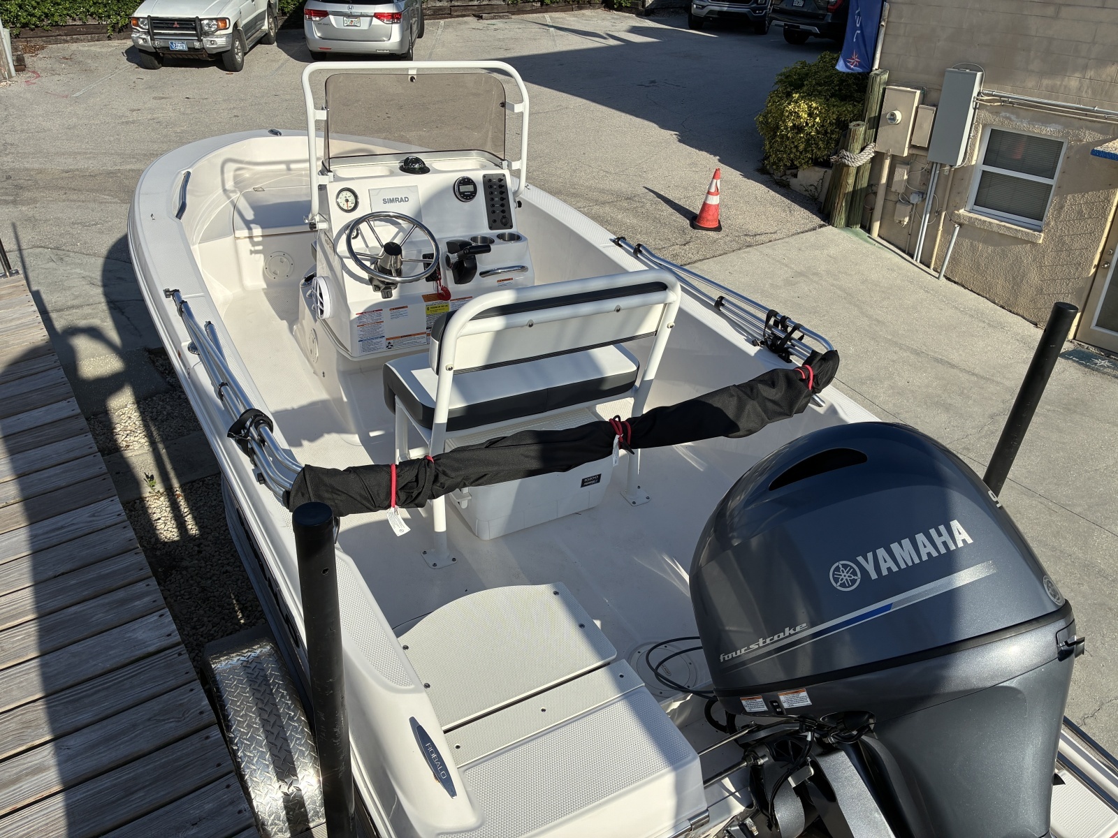 2025 Robalo R160 Center Console