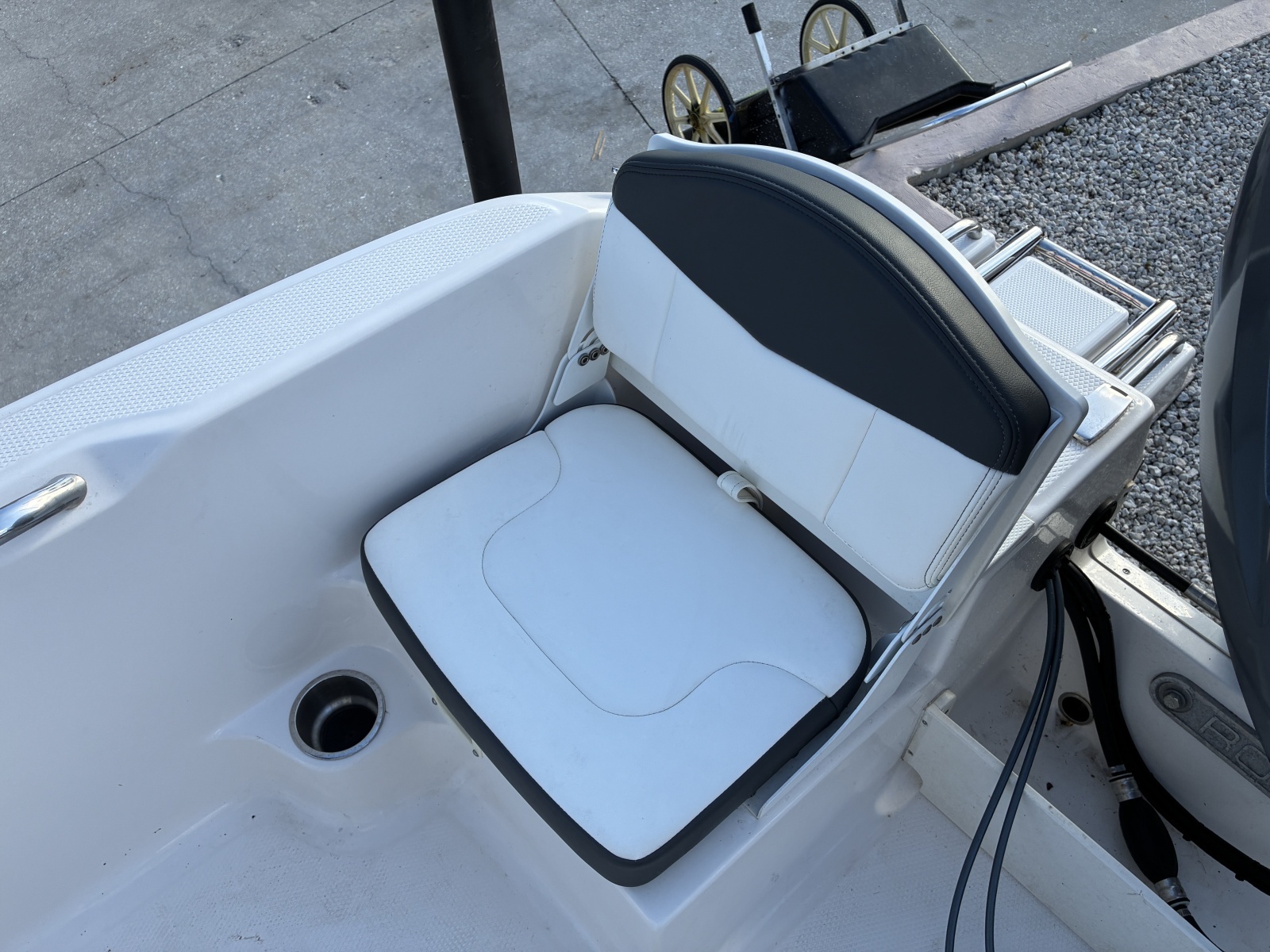 2025 Robalo R160 Center Console