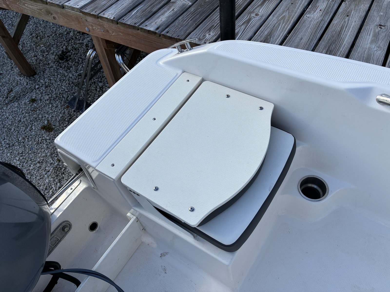 2025 Robalo R160 Center Console
