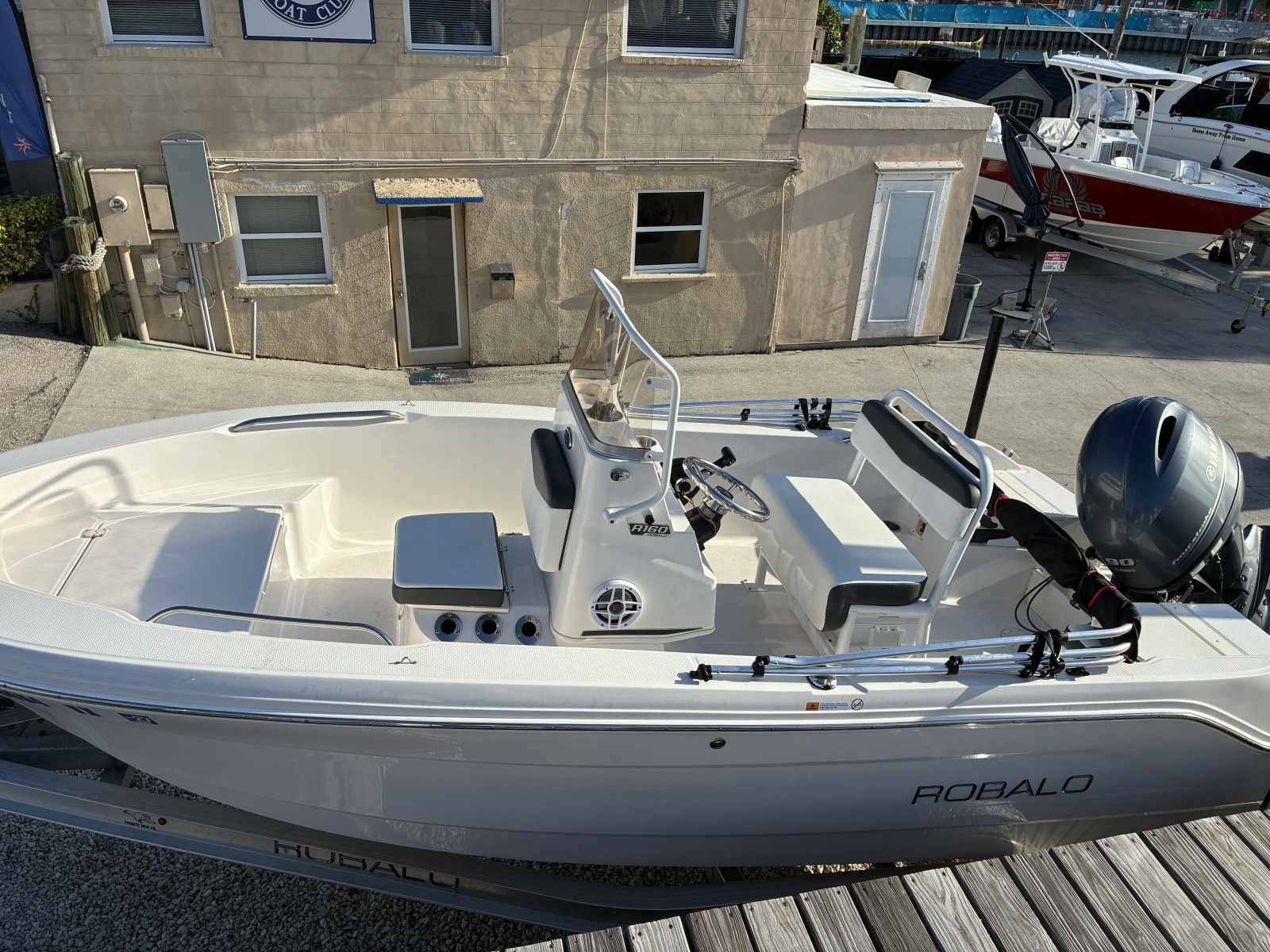 2025 Robalo R160 Center Console