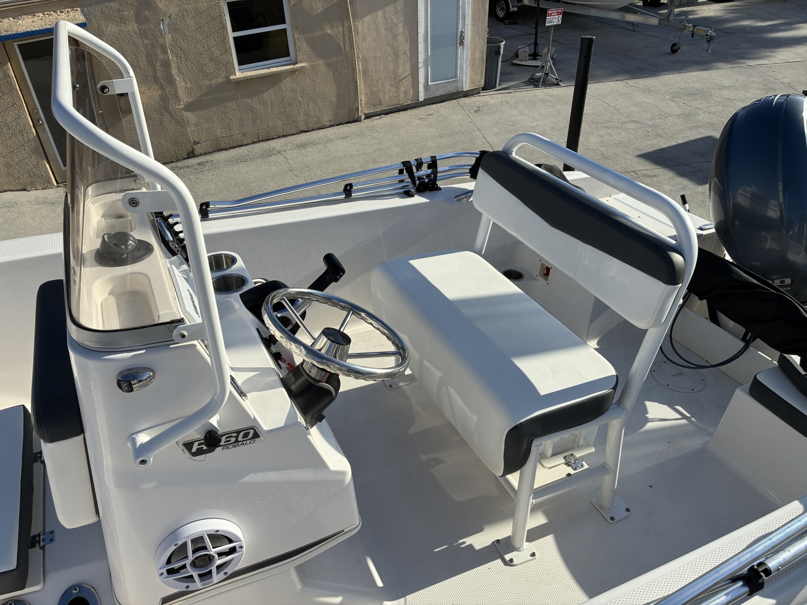 2025 Robalo R160 Center Console