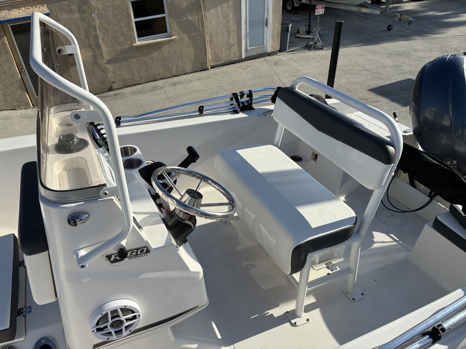 2025 Robalo R160 Center Console
