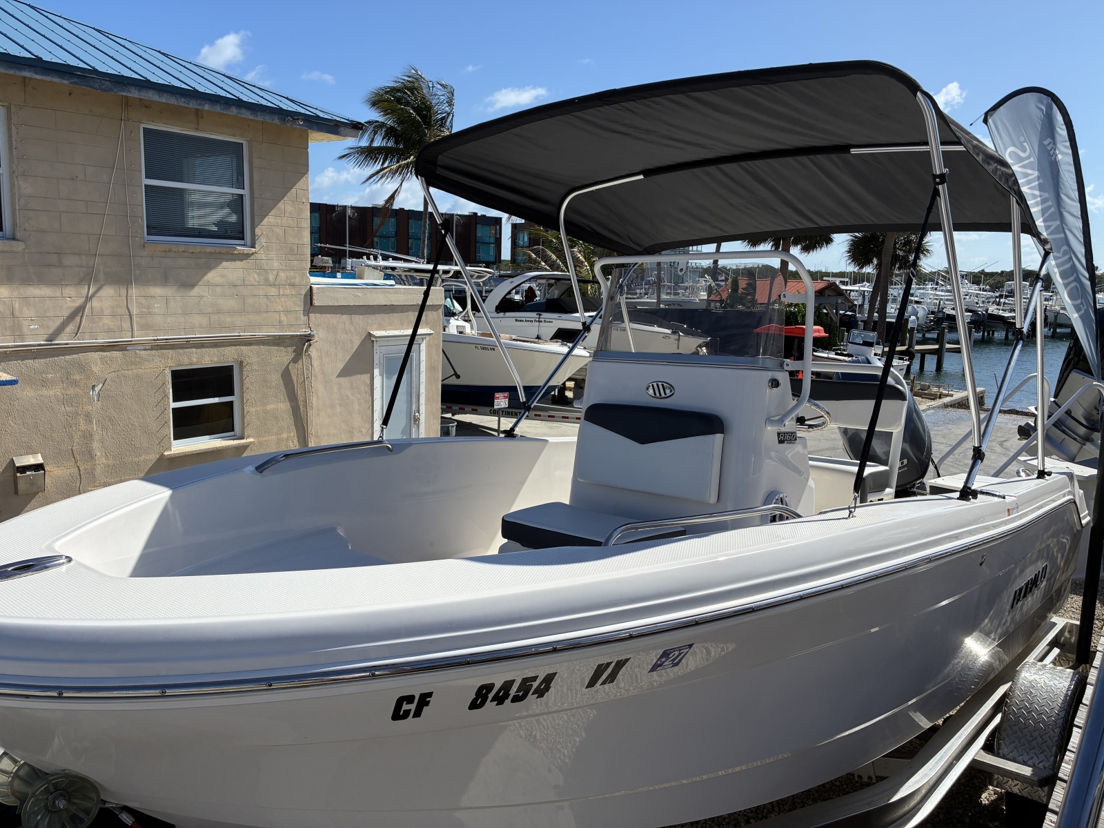 2025 Robalo R160 Center Console