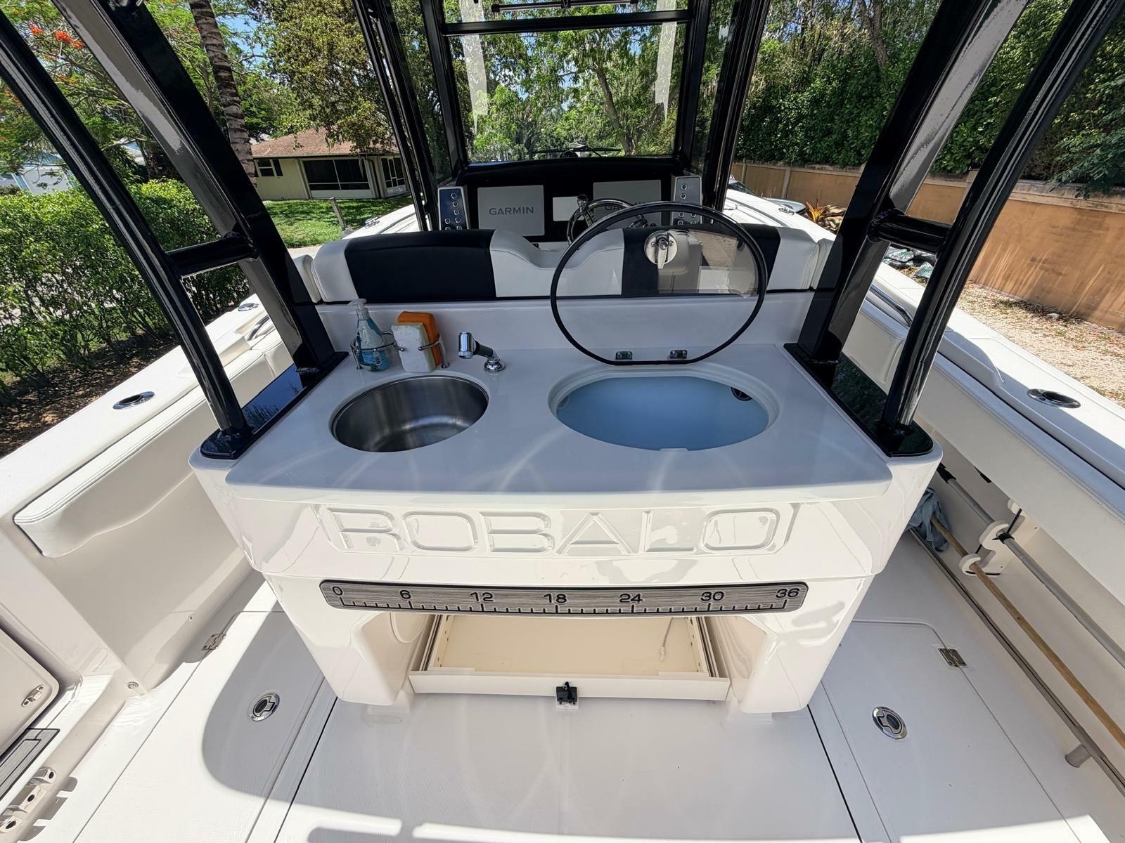2022 Robalo R302 Center Console