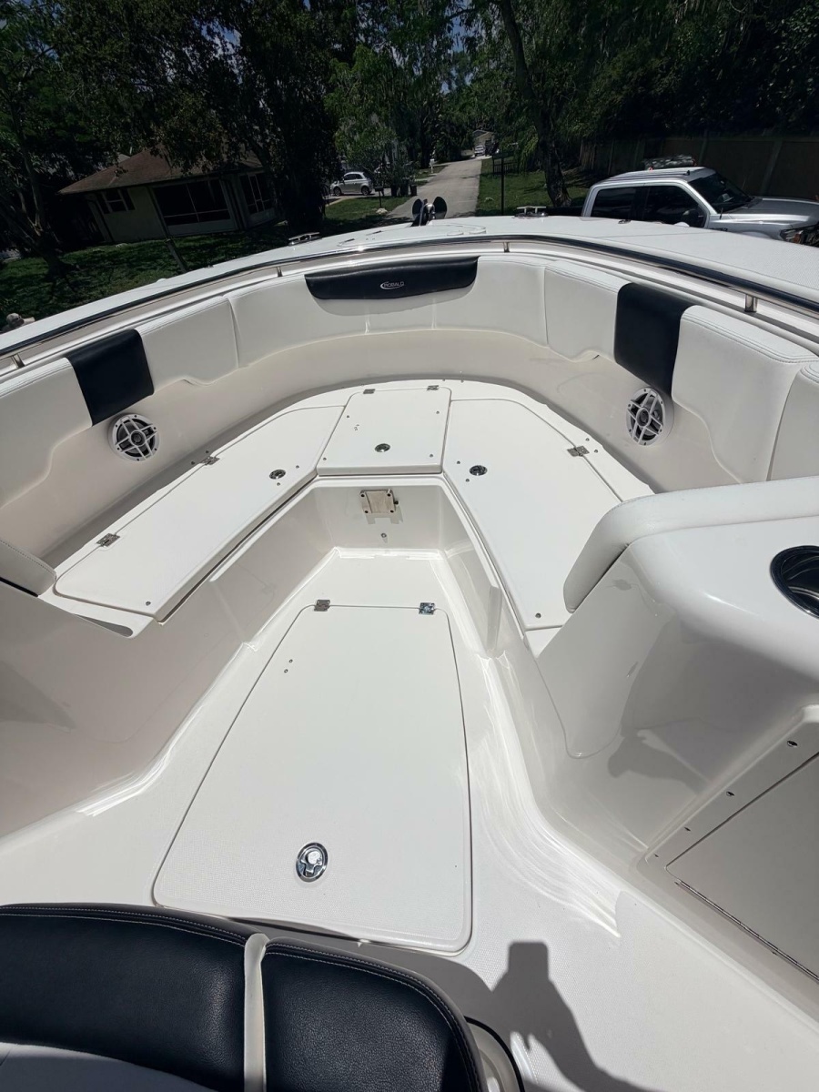 2022 Robalo R302 Center Console