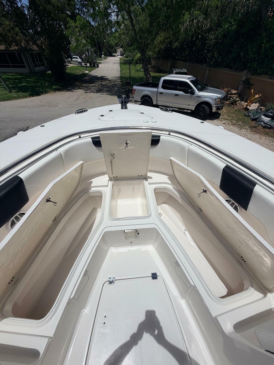 2022 Robalo R302 Center Console