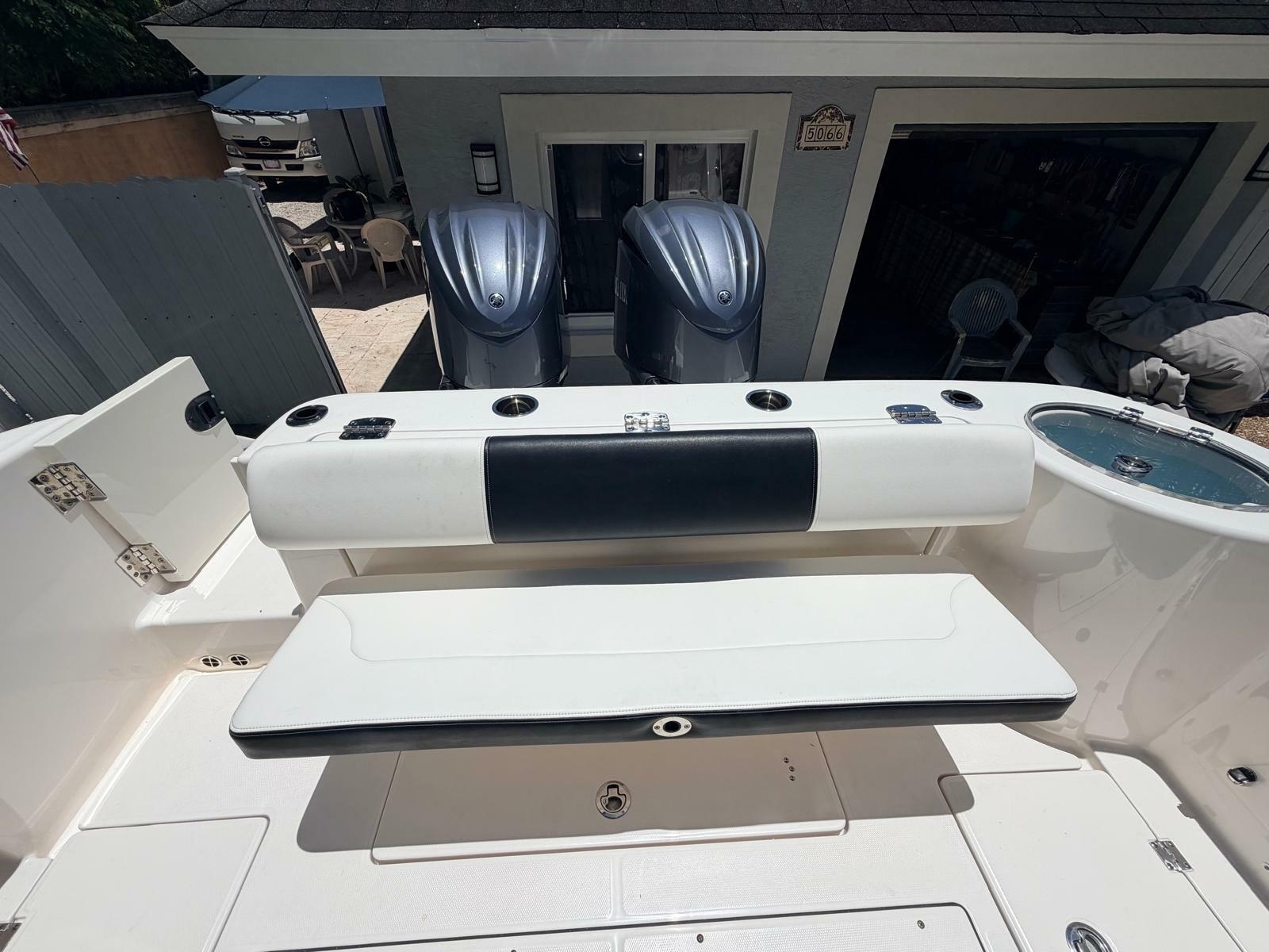 2022 Robalo R302 Center Console