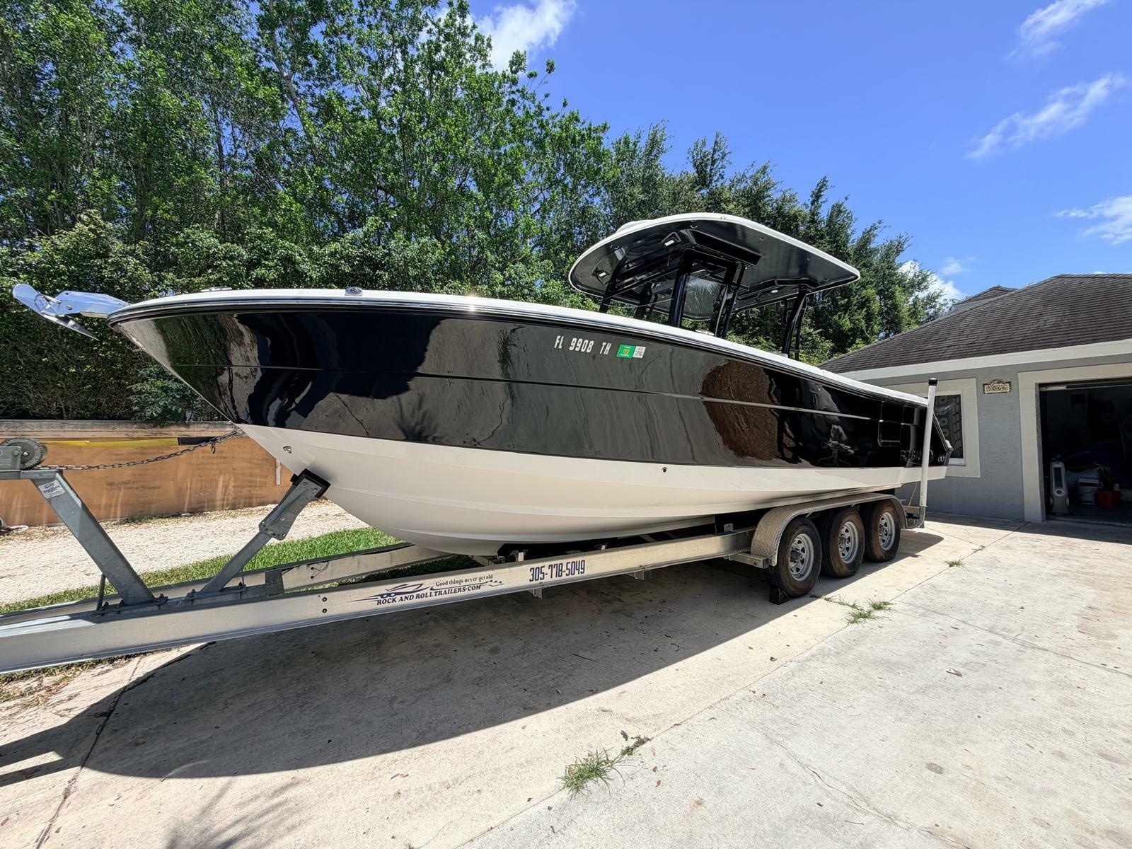 2022 Robalo R302 Center Console