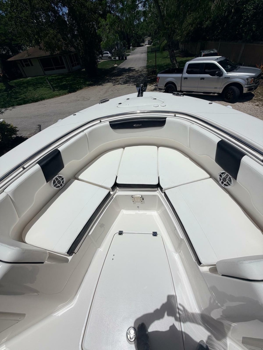 2022 Robalo R302 Center Console