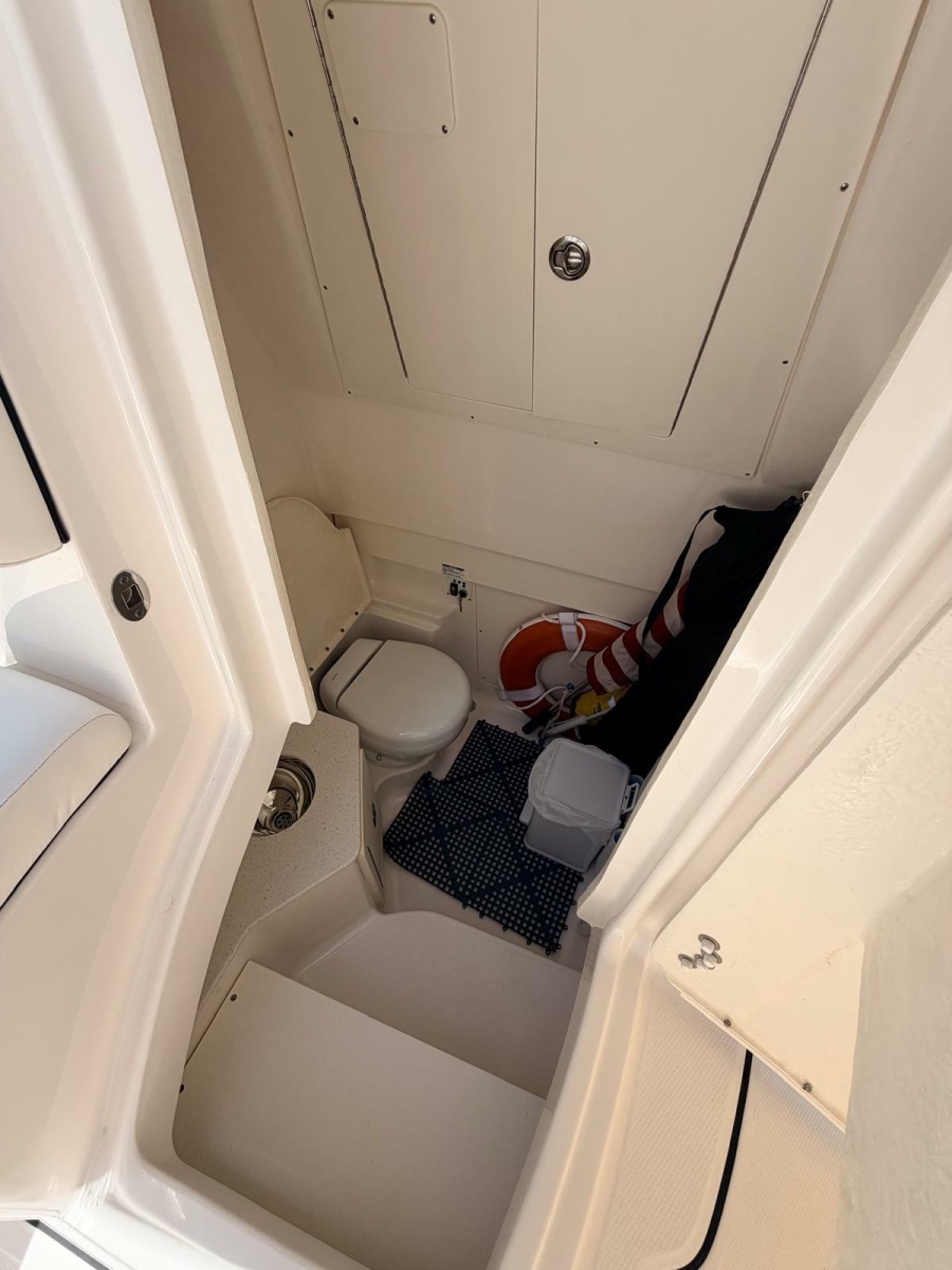 2022 Robalo R302 Center Console
